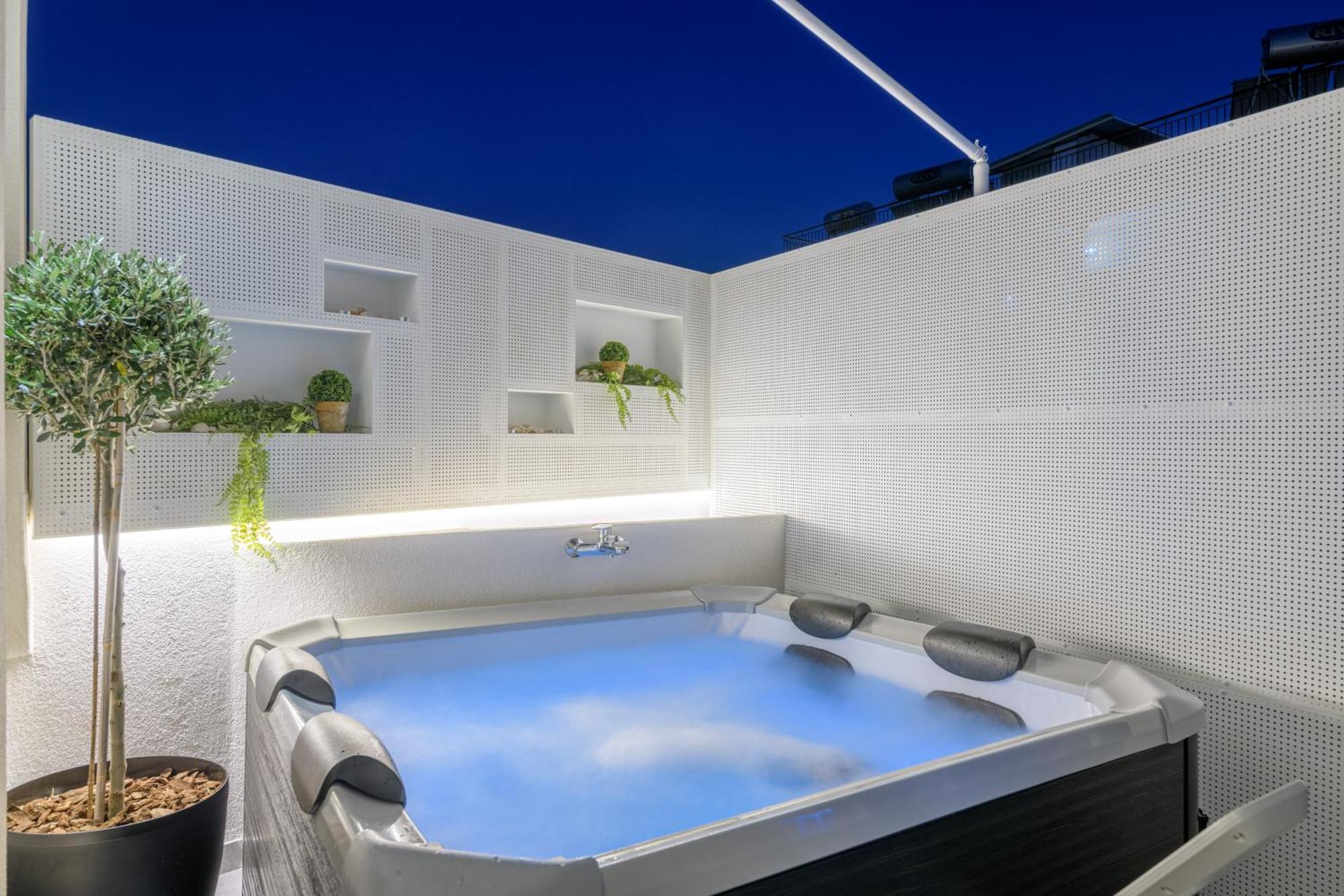 Central Sunny Loft With Plunge Pool Атина Екстериор снимка